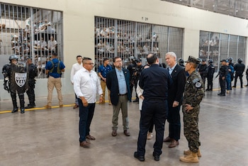 El presidente electo de Chile recorre las instalaciones del CECOT junto a autoridades de Seguridad y Defensa de El Salvador, en un sector donde internos permanecen bajo custodia (Foto cortesía Noticiero El Salvador)