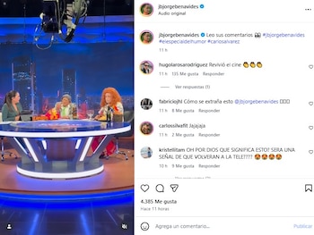 Jorge Benavides y Carlos Álvarez caracterizados como Toledo y Eliane Karp, sentados en una mesa de un set de televisión junto a otra presentadora
