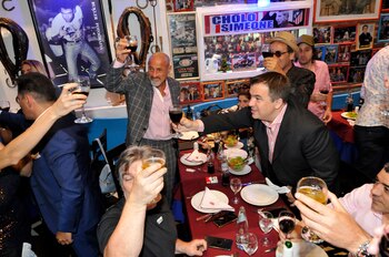 Gutsavo Sofovich brindando por el