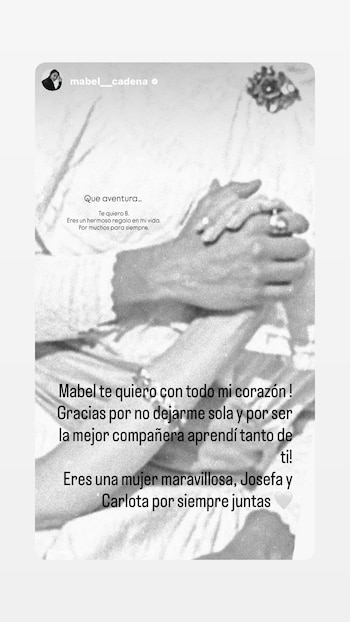 Imagen en blanco y negro de dos manos entrelazadas con anillos, sobre un fondo claro, con texto superpuesto en español que expresa gratitud