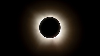 Recomendaciones oficiales para el eclipse: Gafas certificadas, no usar cámaras sin filtro o controlar a las mascotas