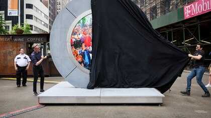 Cómo es el portal futurista inaugurado en Nueva York que conecta personas a más de 3.000 kilómetros de distancia