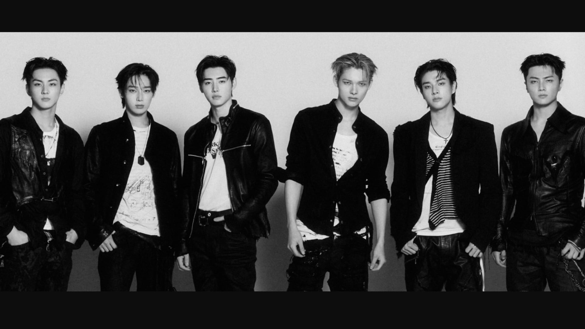 Los miembros de ENHYPEN posan en blanco y negro, los fans están listos para la preventa de boletos con membresía Weverse (Belift Lab/Weverse Shop/FB-/officialENHYPEN)