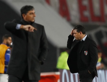 Gallardo y Biscay se quejaron por el gol anulado contra Tobar (REUTERS/Agustin Marcarian)