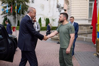 El presidente de Ucrania, Volodimir Zelensky, le da la mano al presidente turco, Tayyip Erdogan, antes de una reunión, en medio del ataque de Rusia a Ucrania, en Lviv, Ucrania, el 18 de agosto de 2022. Servicio de Prensa Presidencial de Ucrania/Folleto a través de REUTERS