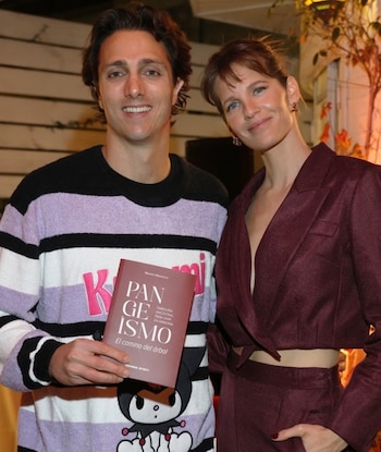 Máximo Mazzocco sostiene un libro titulado Pangeísmo junto a Liz Solari, ambos mirando hacia el frente