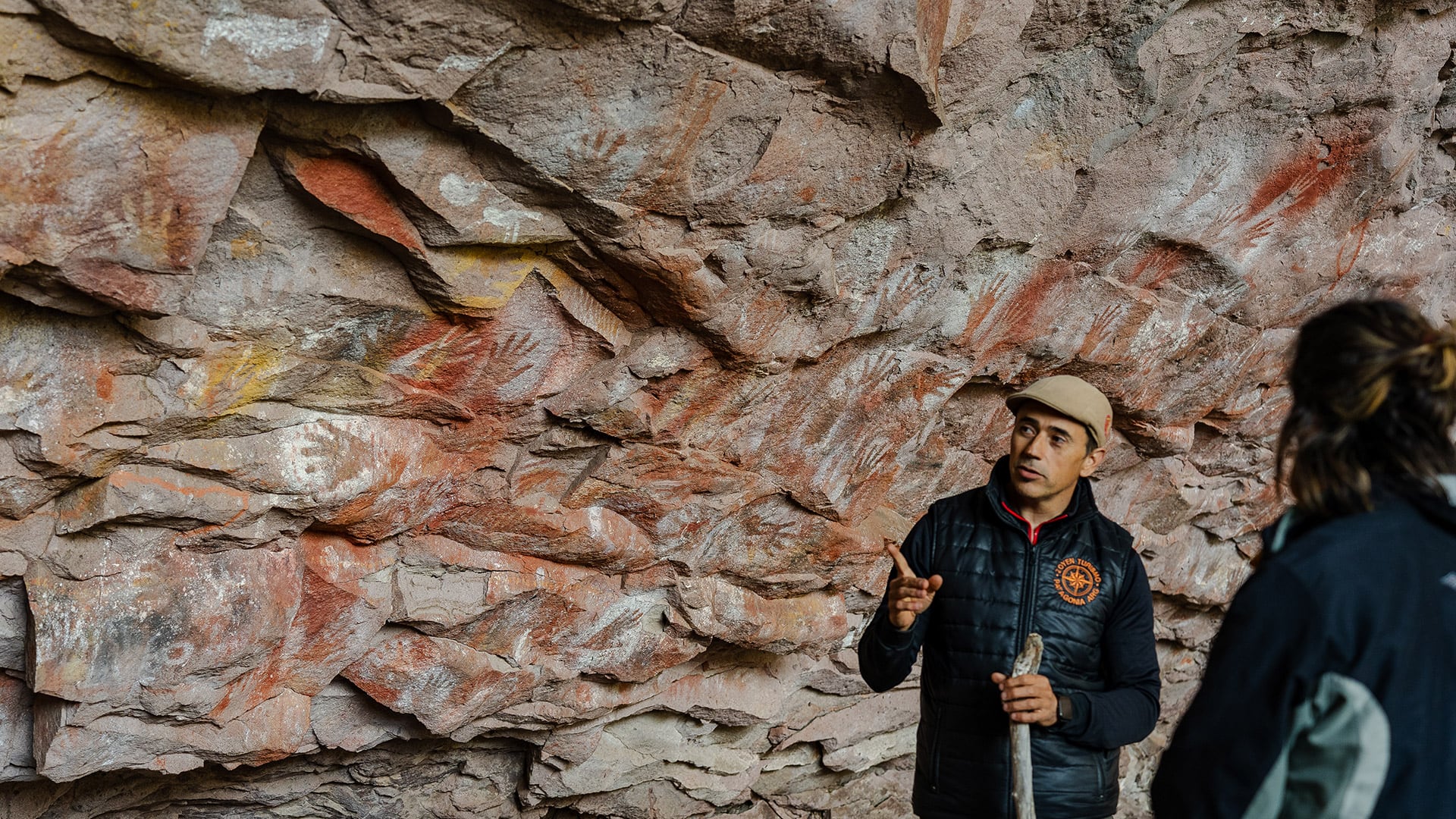 El alero de Charcamata fue declarado Monumento Histórico Nacional y Provincial. Está dentro de un campo privado y su visita solo es posible con un guía (Foto/Gustavo Calfin. Rewilding Argentina)