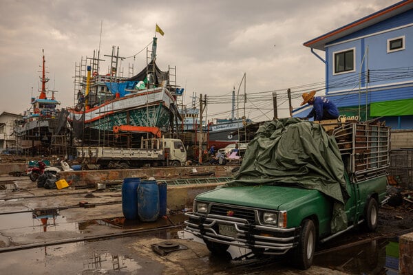 El sector pesquero de Tailandia se enfrenta a una presión creciente, ya que la escasez de diésel y el aumento de los precios del combustible amenazan con mantener a muchos buques pesqueros en puerto durante las próximas semanas (NYT)