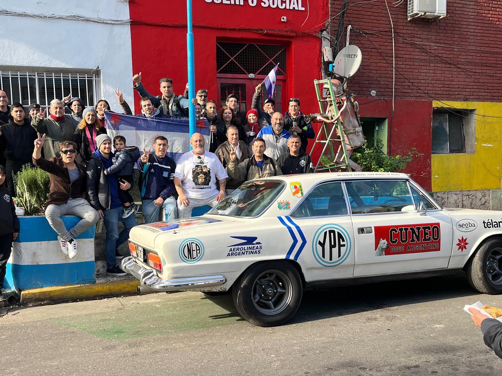 Cúneo y una foto de campaña, durante una recorrida por la Ciudad de La Plata