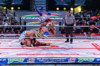 El camino al 93 Aniversario del Consejo Mundial de Lucha Libre (CMLL) sumó un nuevo episodio el 25 de agosto en la Arena México, donde Titán y Neón se llevaron la victoria de manera dramática sobre Volador Jr. y Villano III Jr. (Foto: Diego Cedrix)