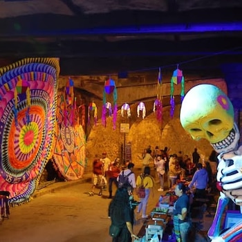 Los barriletes gigantes se elevan en Sumpango y Santiago Sacatepéquez cada 1 de noviembre para conmemorar el Día de Todos los Santos.