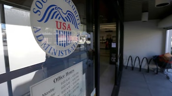 Los jubilados que cobran la Seguridad Social podrían tener un recorte promedio de USD 500 al mes desde fines de 2032