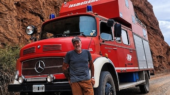 Transformó un camión de bomberos alemán de 1977 en motorhome y en la ruta no solo encontró el amor sino que pudo sanar su mayor dolor