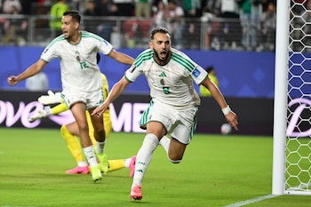 Amine Gouiri, de Argelia, celebra tras marcar ante Jordania en el Mundial, (AP Foto/Eakin Howard)