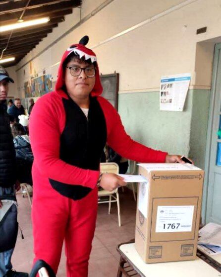 El joven que se presentó a votar vestido de dragón