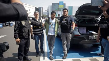 Agentes de la Dirincri detuvieron a Cabrera Ramírez en la playa de estacionamiento del Jockey Plaza, en Surco. El exjugador tenía en su poder S/800 recién recibidos, un celular y una munición. Foto: Trome