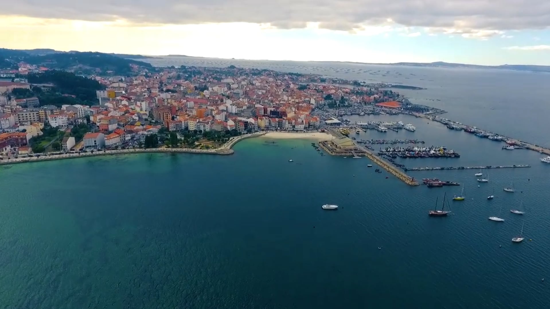 Imagen panorámica de O Grove, donde el mar y las embarcaciones rodean la localidad (YouTube - @p4ko356)