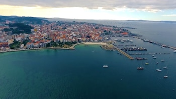El frente marítimo de O Grove y su puerto, desde una perspectiva elevada sobre la ría