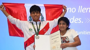 Joven genio hace historia: lleva al Perú al podio mundial de la física con medalla de plata en Olimpiada Internacional