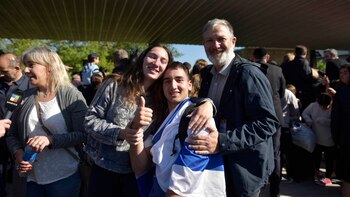 Padres emocionados al reencontrarse con