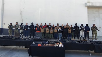 Capturan a 17 civiles armados