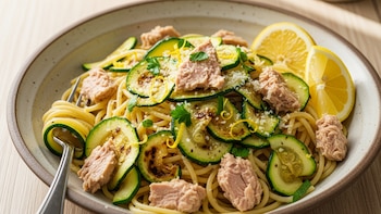Cómo hacer espaguetis con atún, calabacín y limón: una receta mediterránea en menos de media hora