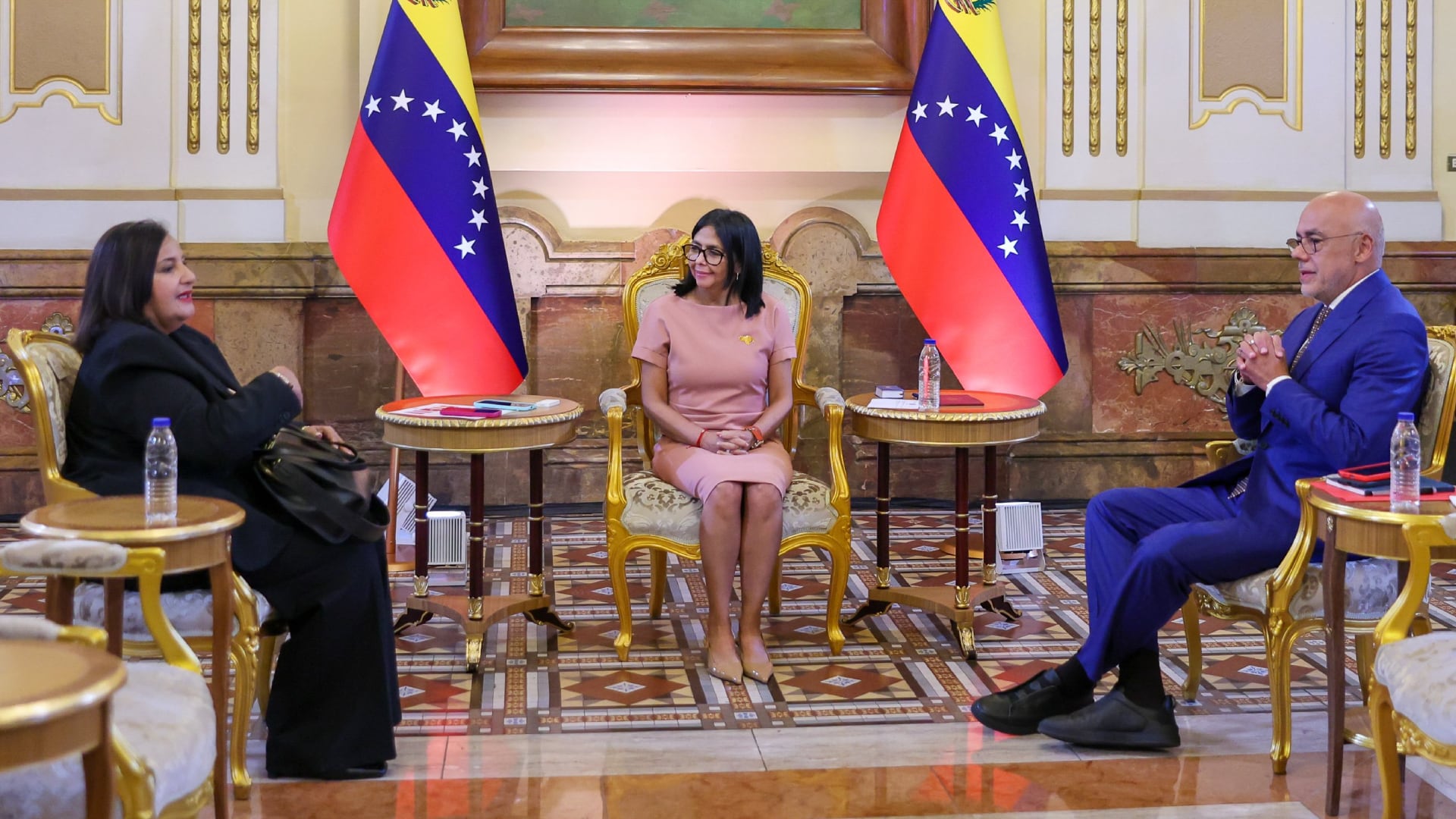 Delcy Rodríguez reunida con su hermano Jorge y la representante de la oposición en la mesa de diálogo venezolana (Créditos: Ministerio del Despacho de la Presidencia)