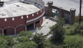 Elementos periciales y de la policía municipal resguardan el acceso al Motel Nueva Castilla, en Escobedo, Nuevo León, tras el hallazgo de un cadáver en avanzado estado de descomposición en una de las habitaciones. Crédito: Especial