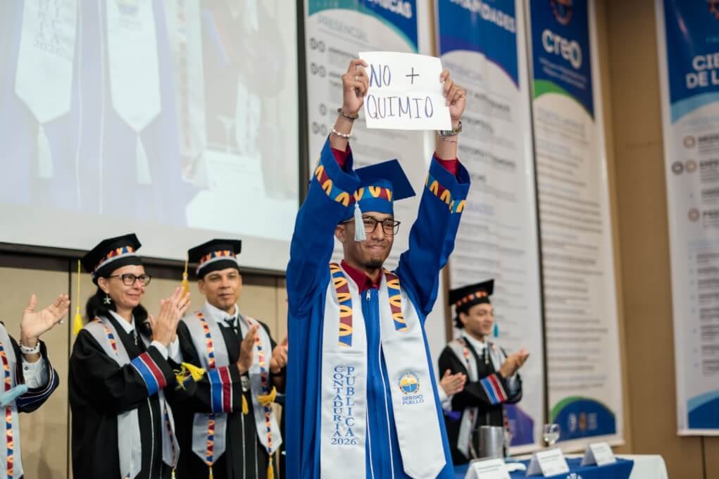 Sergio Puello Jiménez recibió su título de contador público en la Universidad del Magdalena tras aplazar la ceremonia por un tratamiento médico - crédito Universidad de Magdalena