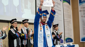 Esta es la historia de Sergio Puello, el joven que levantó conmovedor mensaje en plena ceremonia de grado de la universidad tras vencer el cáncer: “No +quimio”