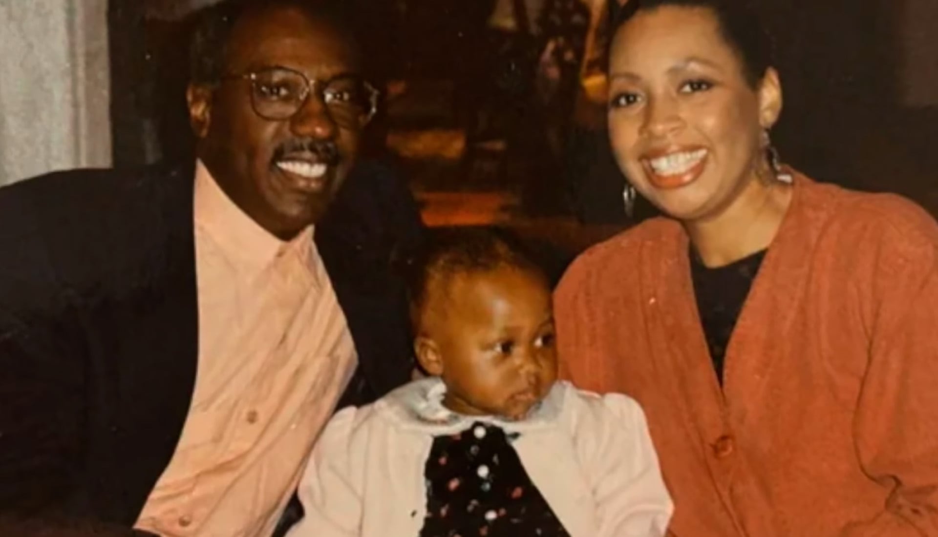 Ollie Lawrence era ejecutivo de una línea aérea y estaba en un viaje de negocios cuando su esposa Robin fue asesinada en su casa en West Springfield, Virginia, un suburbio de Washington D.C.