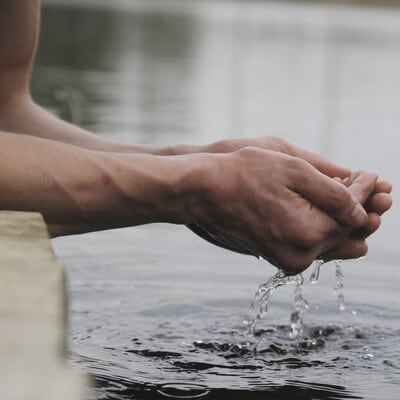 Innovación en plantas reduce el uso de agua por litro de bebida producida: MexBeb
PR Newswire
CIUDAD DE MÉXICO, a 26 de marzo de 2026
· Desde 2008, las empresas asociadas a MexBeb redujeron 27% el uso de agua en la producción de bebidas,
· Para 2030 la meta es utilizar 1.47 litros de agua por litro de bebida producida, una reducción adicional de 5% respecto a la línea base de 2021.
CIUDAD DE MÉXICO, a 26 de marzo de 2026 /PRNewswire/ -- En el marco del Día Mundial del Agua, la Asociación Mexicana de Bebidas (MexBeb) reafirmó su compromiso con la gestión responsable del recurso hídrico y refrendó la meta para alcanzar un índice de uso de agua o Water Use Ratio (WUR) de 1.47 litros de agua por litro de bebida producida. Esto implicará una reducción adicional de 5% en el uso de agua, respecto a la línea base de 1.55 litros calculada en 2021.
En los últimos años, las empresas asociadas han invertido de manera sostenida en tecnología y mejora de procesos para utilizar cada vez menos agua en sus plantas. Como resultado, el WUR pasó de 2.12 L/L en 2008 a 1.55 L/L en 2021 como promedio de las embotelladoras, con una clara ruta de mejora hacia 2030.
Tecnología e innovación
Dentro de las plantas embotelladoras, se han implementado sistemas y proyectos en cada uno de los eslabones de la cadena de valor. Un ejemplo de las acciones de reducción de consumo de agua en el proceso de producción consiste en la implementación de sistemas de soplado de botellas integrado en las líneas de producción. Es decir, se sopla el envase en línea, lo que permite eliminar el uso del agua en el enfriamiento, limpieza y saneamiento de botellas. También se utilizan sistemas de llenado de alta precisión, instalación de sensores que monitorean fugas en tiempo real, o el reúso de agua no destinada al producto final en otros procesos como lavado o enfriamiento.
Actualmente, dos tercios del volumen de agua que se utiliza en la industria se envasa para consumo final, mientras que el tercio restante se reincorpora a los ecosistemas como agua tratada, apta para riego y otros usos urbanos o industriales.
Circularidad y proyectos comunitarios
Otro ejemplo de optimización de agua dentro de la industria de bebidas sin alcohol es el proyecto de