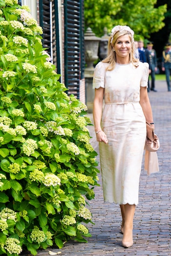 La reina Máxima de Holanda demuestra la versatilidad de su armario con cuatro looks en dos días (Grosby)