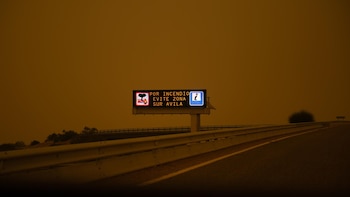 Científico explica cómo los incendios pueden generar su propio clima: De tormentas eléctricas a remolinos de fuego
