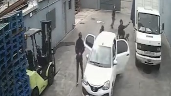 Encapuchados y con armas largas: