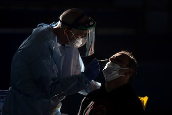 Una sanitaria realiza una prueba