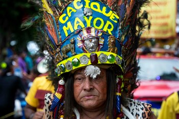 En la imagen, el tradicionalista nicaragüense Óscar Ruiz Rivera, conocido por dar vida al personaje del "Cacique Mayor" en las fiestas populares de Managua. EFE/Jorge Torres/Archivo