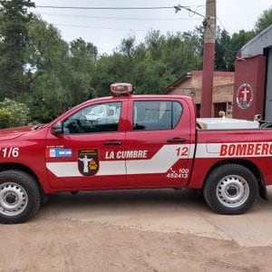 Un vecino de la zona la encontró maniatada junto a la estación de bomberos local (X: @BomberosCumbre)