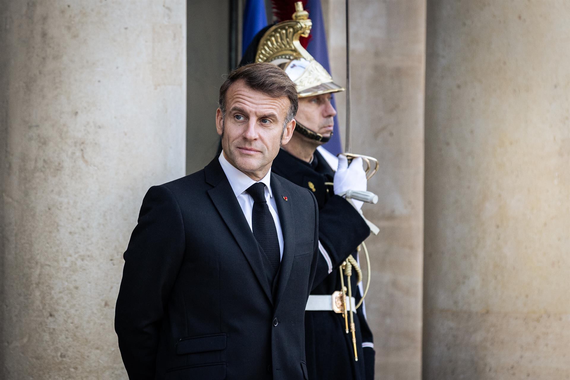 Macron intentó desactivar las reacciones generadas por los dichos del general. Durante una entrevista con RTL, el presidente adelantó que presentaría una “transformación del servicio nacional en una nueva forma”, sin suministrar más precisiones (EP)