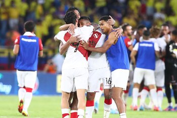La selección peruana aguantó durante todo el partido y logró una victoria histórica de visita ante Colombia. | Foto: FPF