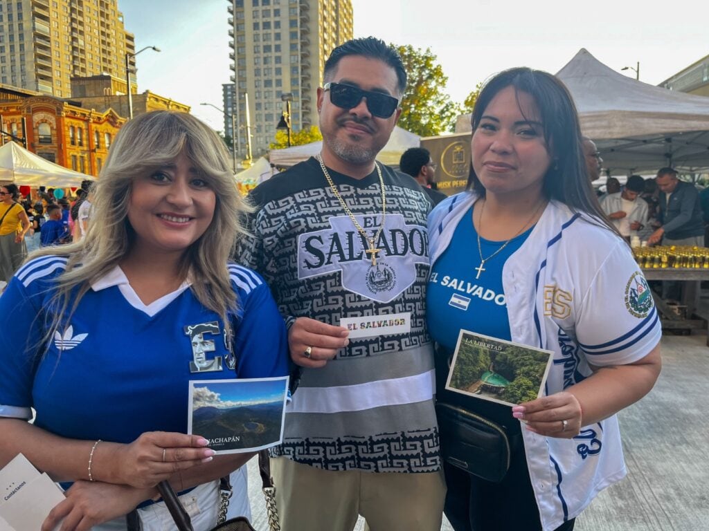 La jornada reunió a la comunidad migrante en la ciudad canadiense con una oferta de alimentos, accesorios y perfumería, mientras el consulado promovió trámites y destinos turísticos de El Salvador (Foto cortesía Ministerio de Relaciones Exteriores)