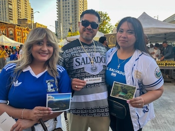 La jornada reunió a la comunidad migrante en la ciudad canadiense con una oferta de alimentos, accesorios y perfumería, mientras el consulado promovió trámites y destinos turísticos de El Salvador (Foto cortesía Ministerio de Relaciones Exteriores)