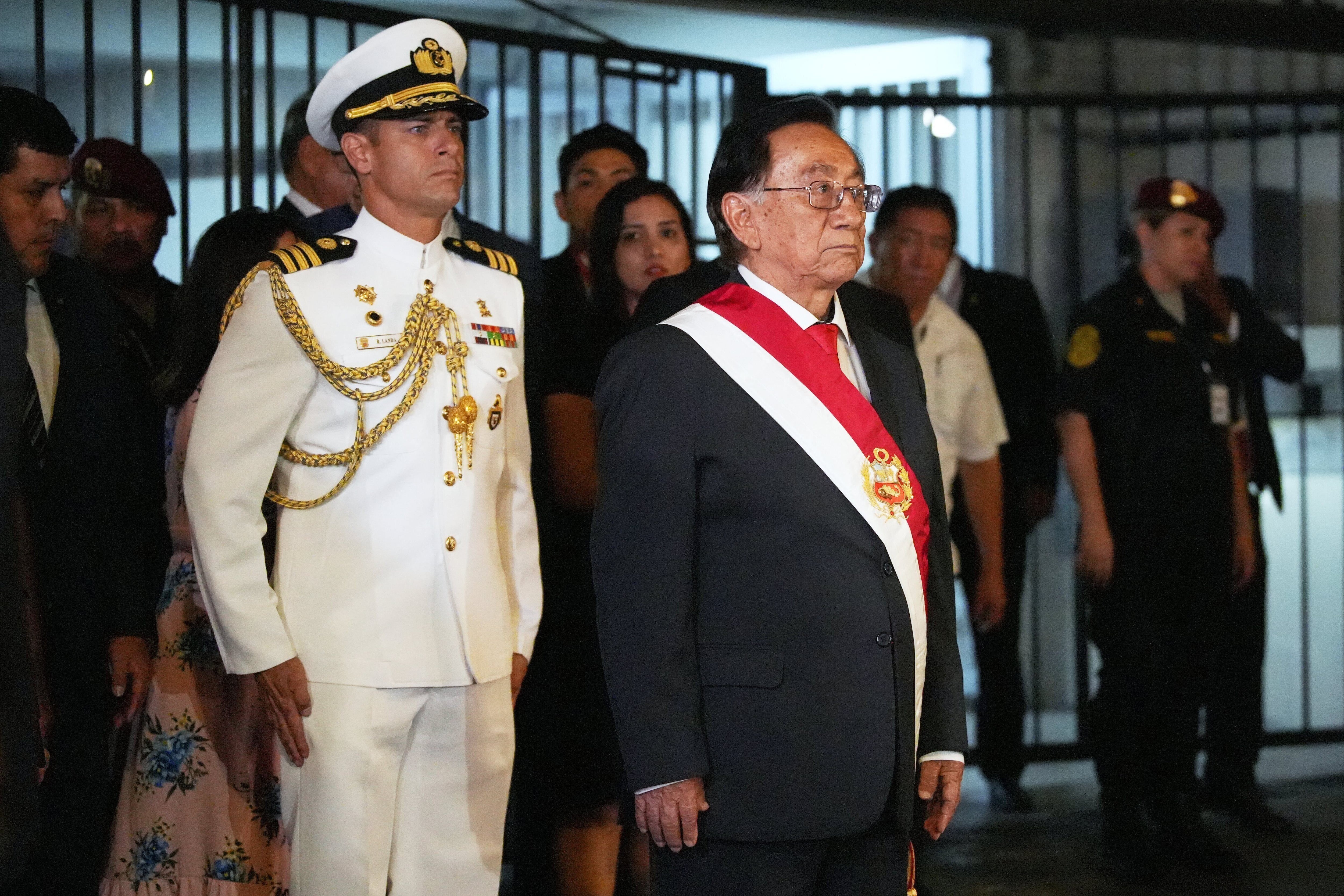 Seis escoltas presidenciales de Perú son apartados tras ser grabados en una discoteca durante una comitiva oficial