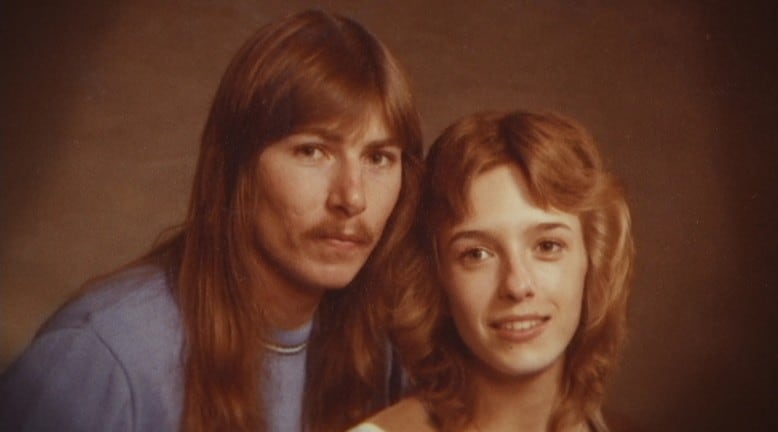 La segunda esposa de Thomas fue Becky. Apareció muerta con un tiro en la cabeza y una carta de despedida. Aunque se estableció que había sido un suicidio, la investigación determinó que la posición de la mano y del arma eran incompatibles con esa versión. Foto: Netflix