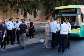 Fuerzas de seguridad israelíes trabajan