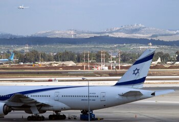 Un avión de la aerolínea El Al en el aeropuerto Ben Gurion en Lod (Israel). EFE/Jim Hollander/Archivo