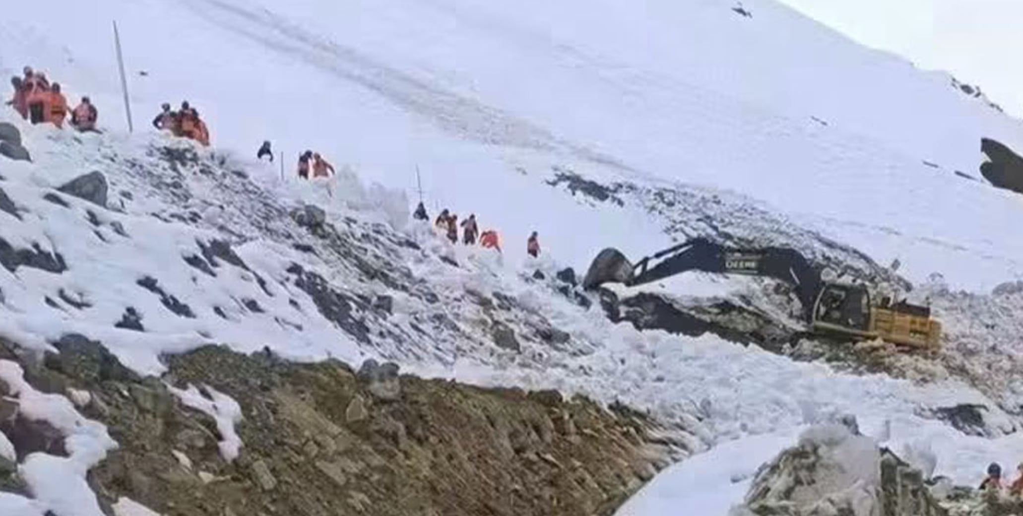 Las autoridades continúan las labores de rescate de los dos mineros atrapados