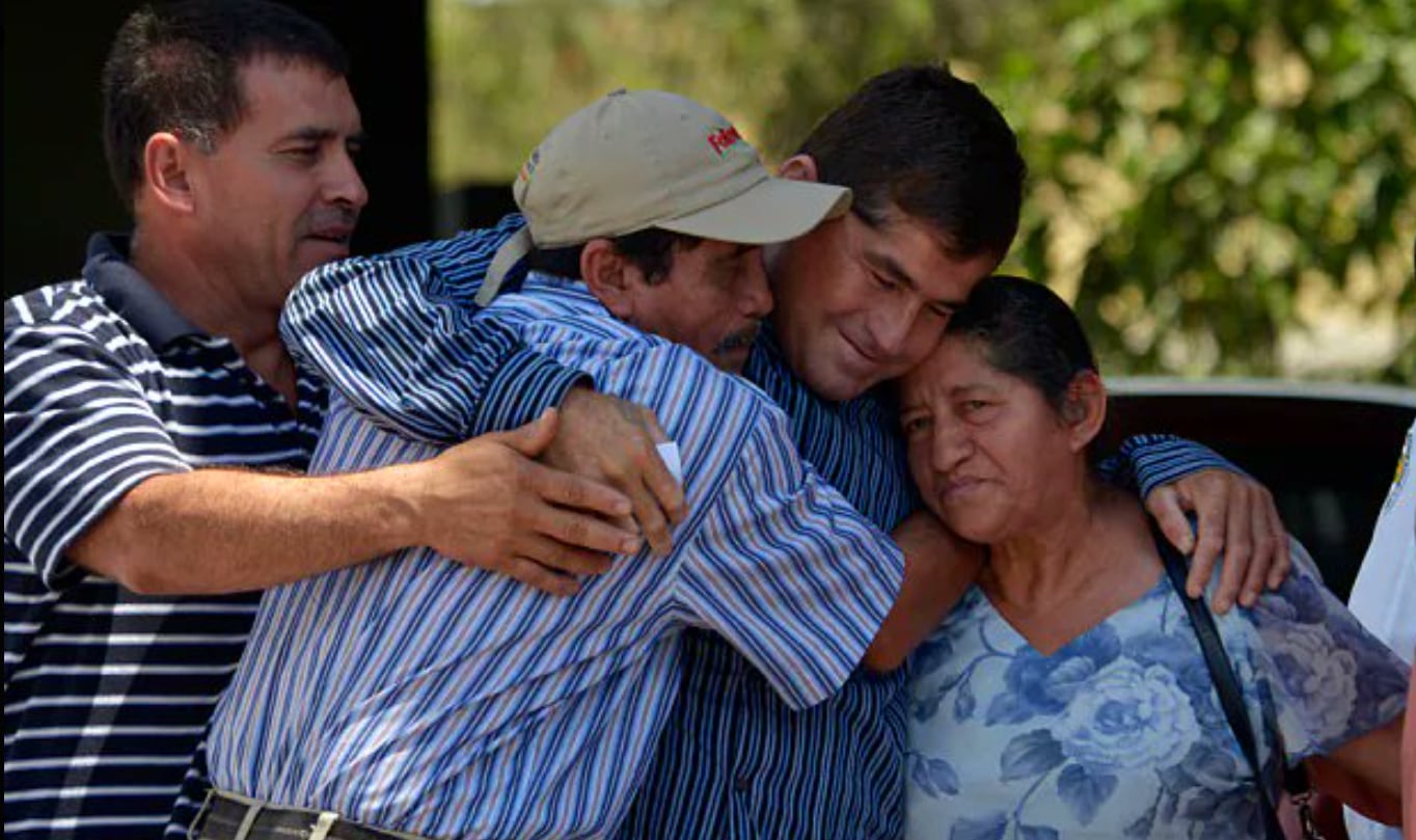 José Salvador Alvarenga abrazado a su familia. (Imagen: X)