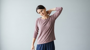 Los mejores ejercicios para aliviar el dolor de cuello y las causas por las que suele aparecer