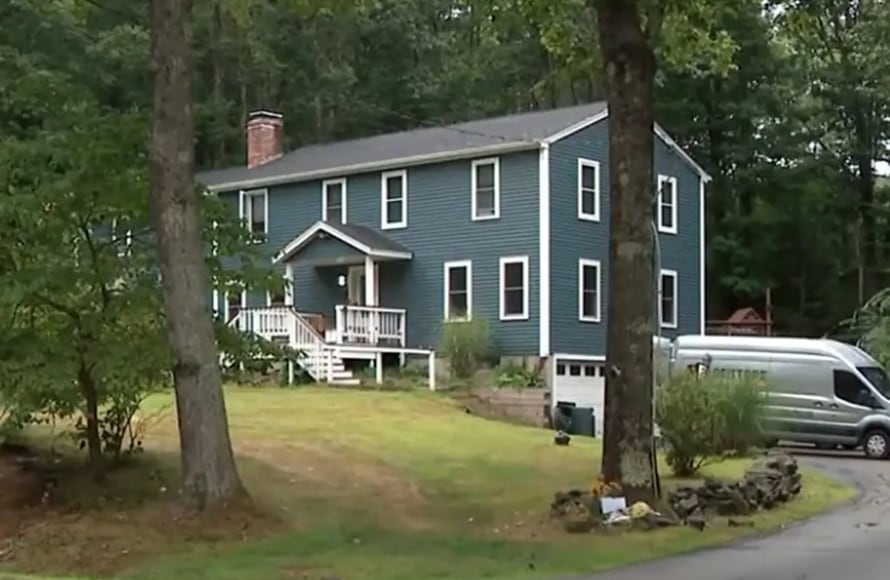 La residencia donde se registró la tragedia familiar conmocionó a la comunidad de Madbury. (Crédito: Captura de pantalla / WMUR-TV)